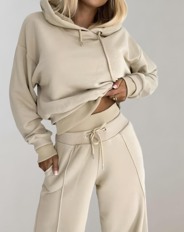 2-Piece Set of a Two-Tone Hoodie with Wide-Leg Trousers